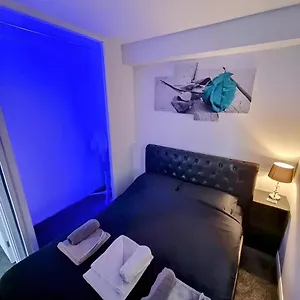 Sleek & Stylish - E15 With Parking Appartement Londres
